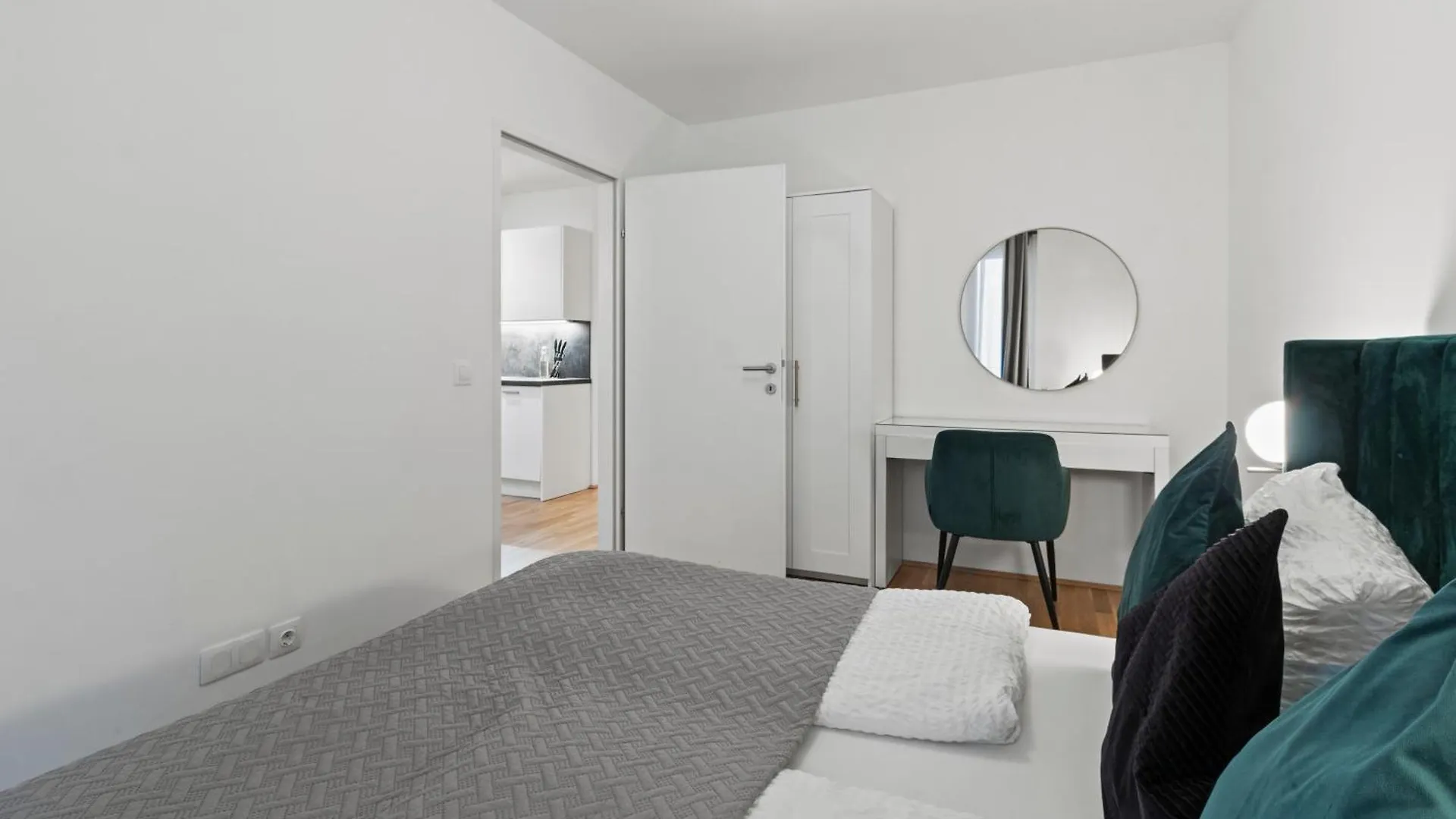 Balcony Apartment I Direct Connection To The Airport In 15 Min Viena